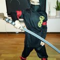 Supernöjd kille som ska på maskeradkalas!