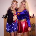 Jag och min kompis under halloween där jag föreställer Superwoman Supergirl / Superwoman maskeraddräkt