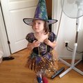 En nöjd 3-åring som längtar efter halloween.