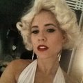 Marliyn Monroe peruk o klänning från er..