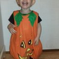 Glad dotter som verkligen gillar sin pumpadräkt :)