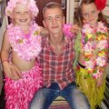 Till vänster står Daniella i era hula kläder. Storebror ska följa hula flickorna till skolans Hula Hula disko!
