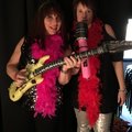 Hela schlager-kittet kommer från Zingland ! Discodiadem, boa, gitarr, mikrofon och glittetspray i håret ..