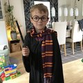 Supernöjda Ben 5år i sina Harry Potter kläder
