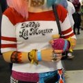 Bra peruk!
Lätt att arbeta med då jag gjorde om den till Harley Quinns peruk från Suicide Squat.
Bra material på håret för det gick att färga det rosa och blått med hjälp av tuschpennor.