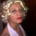Peruken är pricken över i:et tillsammans med klänningen!! Bra kvalitet. Supersnygg!!! Marilyn Monroe bombnedslag peruk