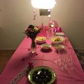 Mycket mycket prisvärd produkt! Duken satte färg på hela festen! Rosa plastduk - 1.4m x 2.8m