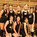En volleyboll team utkläd till katter.