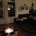 Stooor spindel har vävt sitt nät över fönstret.
