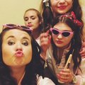 Bilden föreställer mig och mina kompisar som klädde ut oss till Pink Ladies denna halloween. Vi vart supernöjda med era jackor och tillbehör till dem! Mvh Olivia Grease Pink Lady jacka