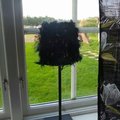 Köpte svart fjäderboa och gjorde snygga lampskärmar. Pilligt och bösigt men blev himla snyggt Fynd fjäderboa svart
