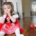 Min dotter i eran fina Rödluvan dräkt Rödluvan - maskeraddräkt barn