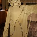 Min son som laddar inför Halloweenfest.