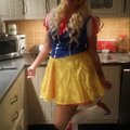 Jättenöjd! ser exakt ut som på bild! Lite stor i storleken men det var ingenting som förstörde ! Kände mej verkligen som en prinsessa i den :) Söt Snövit maskeraddräkt