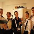 20-tals servitriser och servitörer på en 50-års fest, perfekt med svarta hängslen då! Hängslen