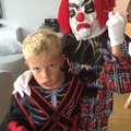 Filippa och Viggo ska på skolans halloween-disco Skrämmande clown maskeraddräkt
