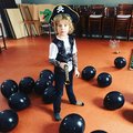 Kapten Zac redo för att fira sina 6 års seglade på de sju haven med alla sina pirat kompisar.