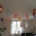 Tjejen blev s njd med att vi hade hellium i ballongerna i r nr hon fyllde 8 r!
Hr ser ni ngra ballonger men sen sg man knappt taket.
S roligt och snabb leverans!!