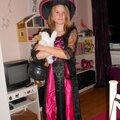 En klänning av fin kvalitet och definitivt prisvärd. Dottern blev en mycket söt häxa till Halloween och älskade klänningen så mycket att hon inte ens frös under bus eller godis-rundan. Häxa - maskeraddräkt barn, svart & rosa