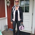 Hej
Var på 59- tals fest i helgen och använde då både pinklady jacka o glasögon och även en pinklady väska .