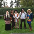 Det är jag och min man till höger och någar vänner på väg till en 40 årsfest med 70-tals tema Hippieglasögon
