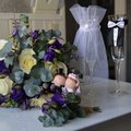 Brudparet som vi dekorerade trtan med och dekoren till champagneglasen !