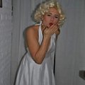 Marliyn Monroe peruk o klnning och hrnt. Frn Hollywood maskerad fest vi va med p.